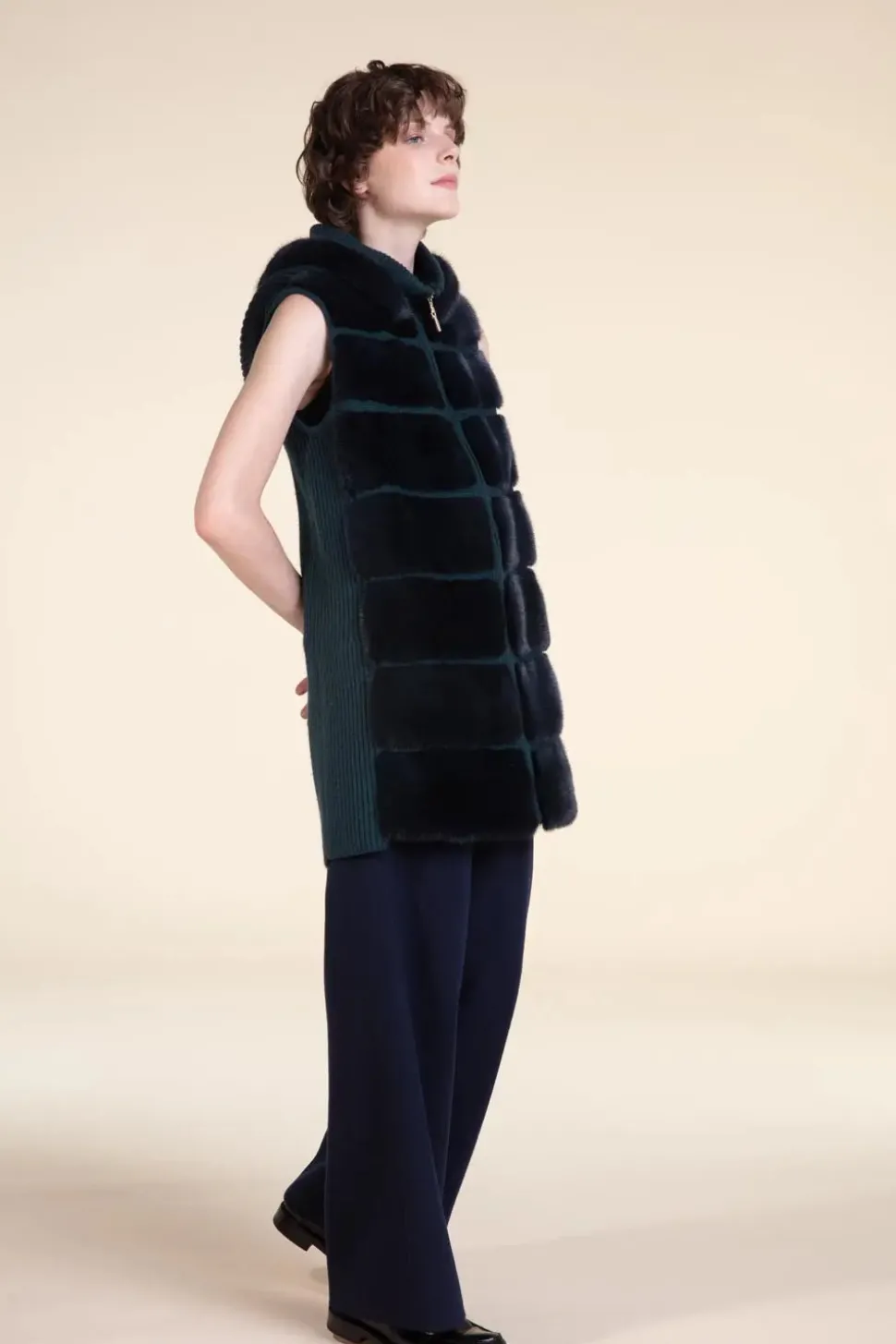 Knitted vest with fur