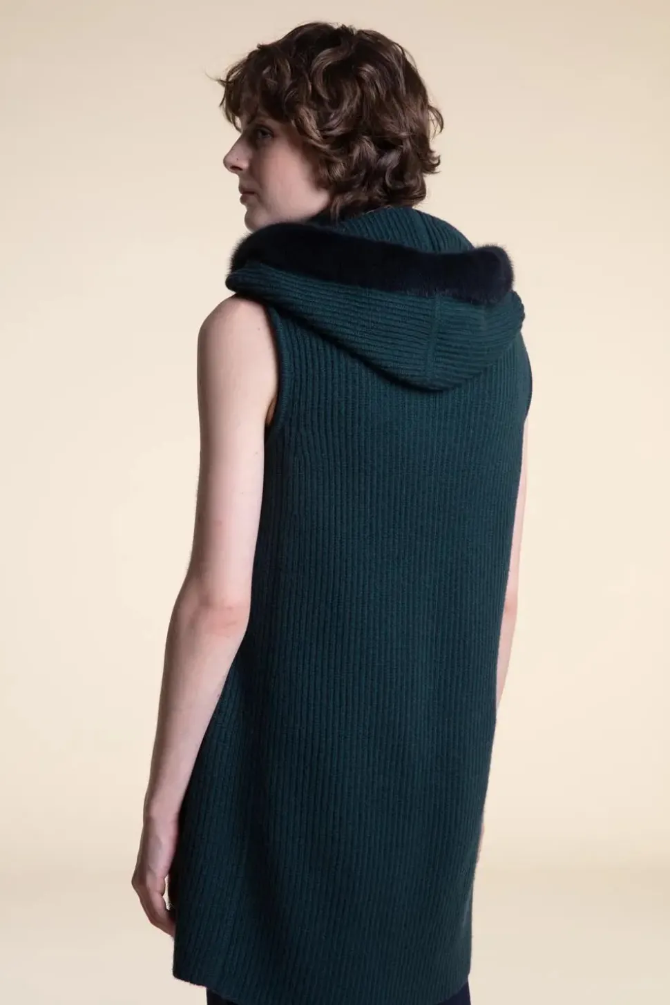 Knitted vest with fur