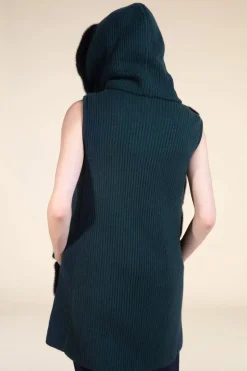 Knitted vest with fur