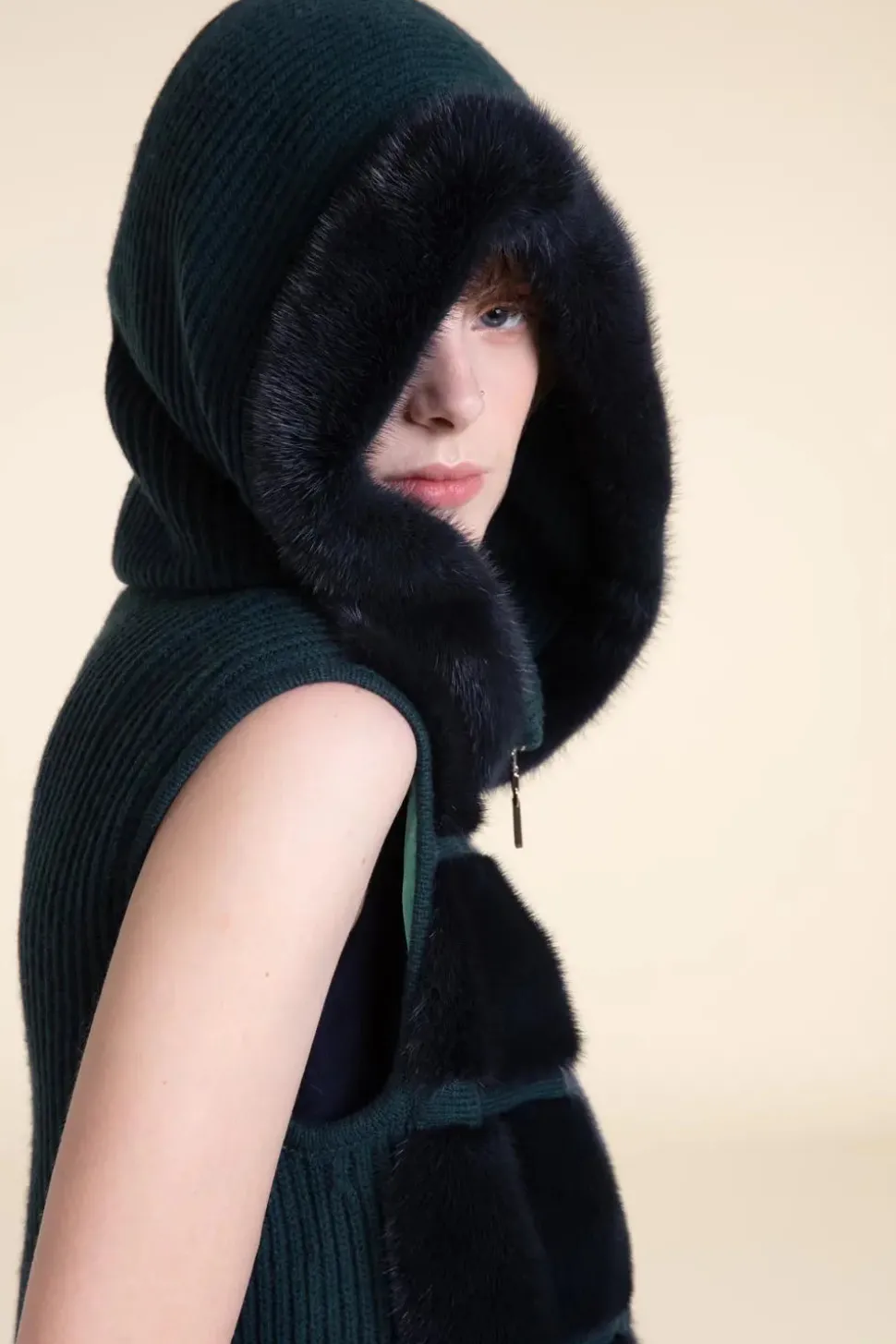 Knitted vest with fur