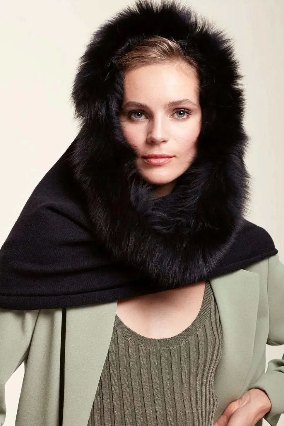 Shawl hood with fur
